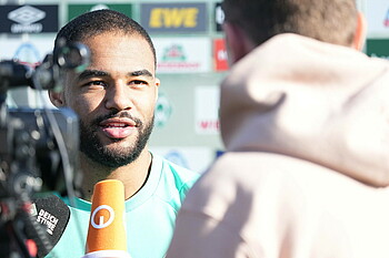 Manuel Mbom in der Mixed Zone. 