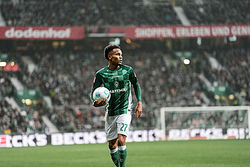 Felix Agu mit Ball in der Hand im Heimtrikot im Weserstadion