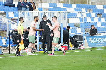 Manuel Mbom wird für Niklas Schmidt eingewechselt. 