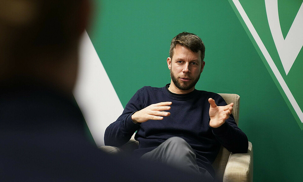 Micha Alexander im TV-Studio des Weserstadion beim Interview. 