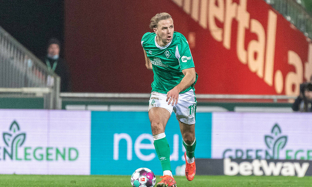Niclas Füllkrug im Heimspiel des SV Werder Bremen am Ball.