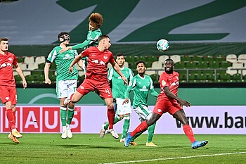 Yuya Osako steigt gegen Willi Orban zum Kopfball hoch