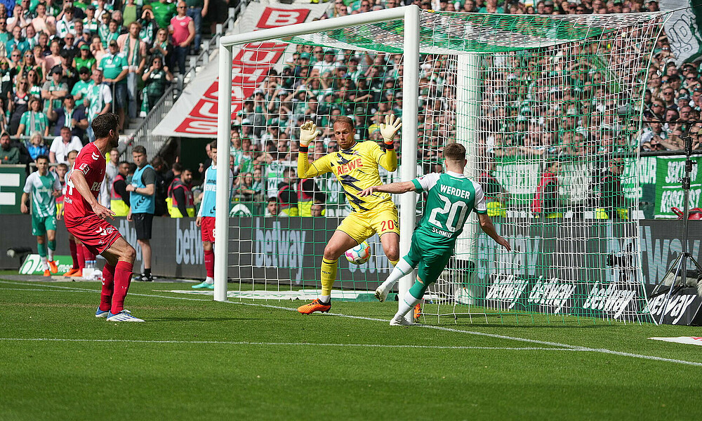 Schmid schiebt den Ball über die Linie. 