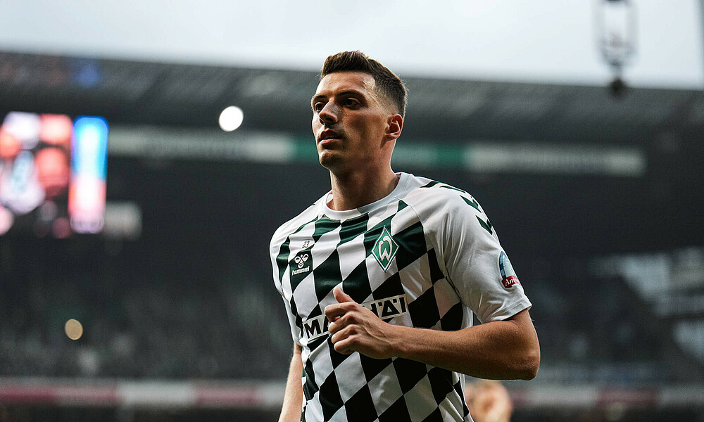 Nicolai Rapp rennt nach dem Aufwärmen in die Kabine. 