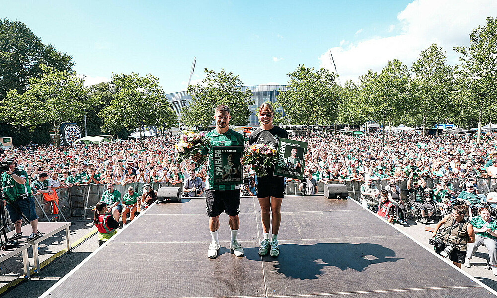 Schmid und Wirtz mit ihren Auszeichnungen auf der Bühne. 