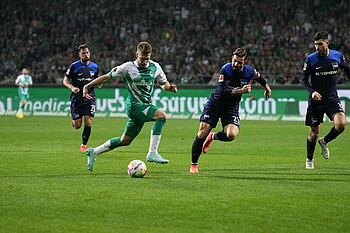 Mitchell Weiser läuft mit dem Ball am Fuß.