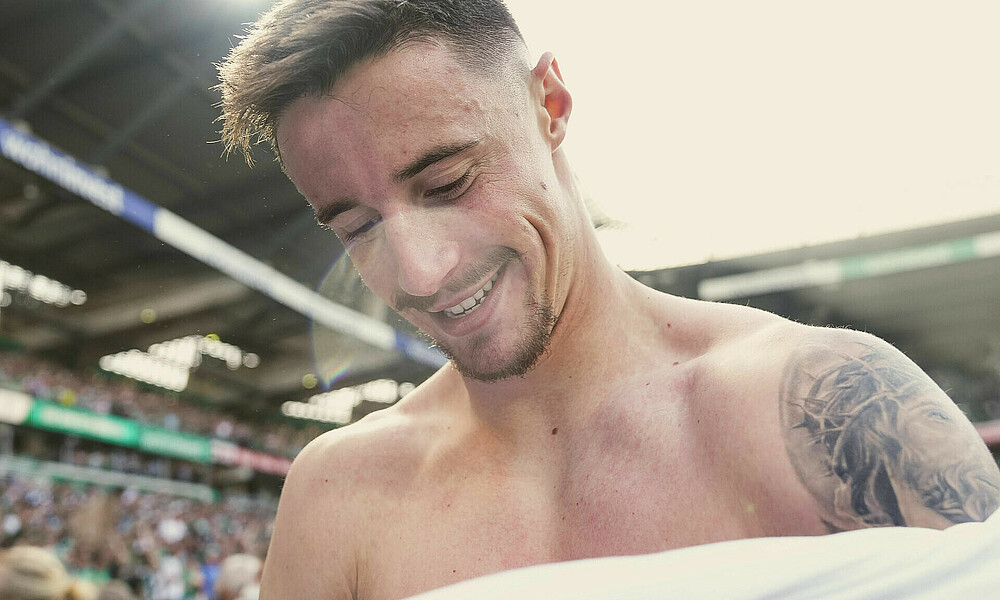 Marco Friedl zieht das Trikot aus.