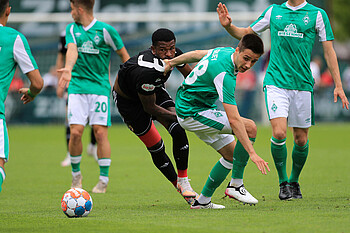 Ilia Gruev im Zweikampf mit dem Gegenspieler.