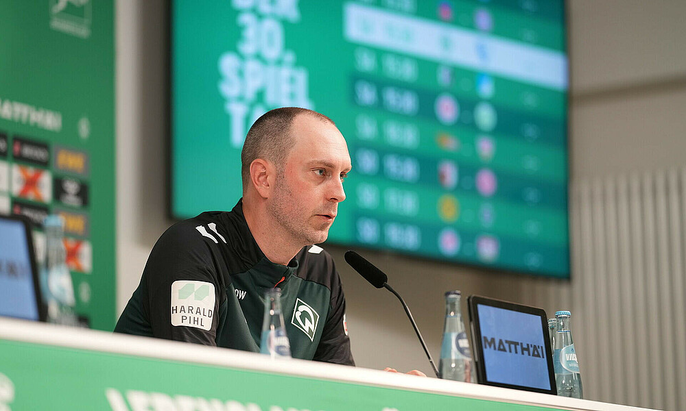 Ole Werner auf dem Podium bei der Pressekonferenz im Weserstadion