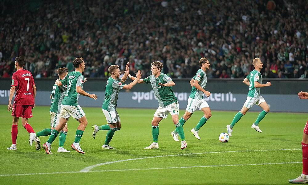 null Die Mannschaft jubelt zusammen.