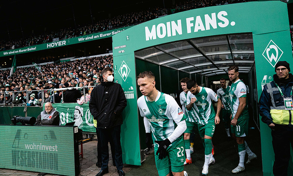 Niklas Schmidt läuft aus dem Spielertunnel. 