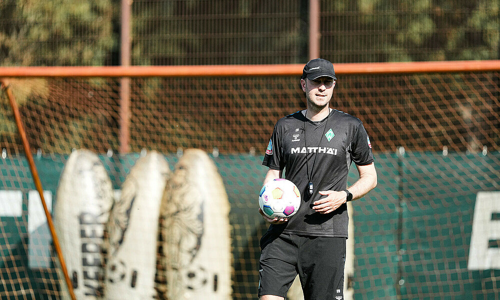 Ole Werner auf dem Trainingsplatz mit einem Ball in der Hand. 