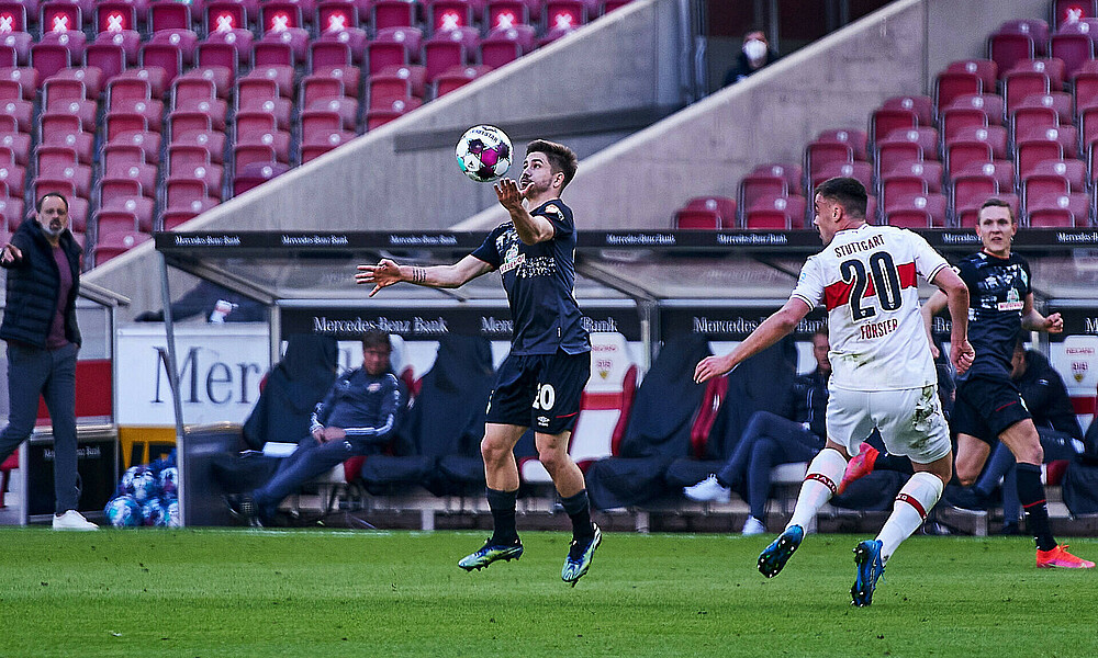 Romano Schmid nimmt den Ball an.