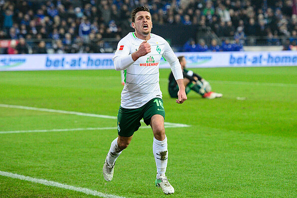 Junuzovic läuft nach einem Tor zum Jubeln Richtung Fans. 