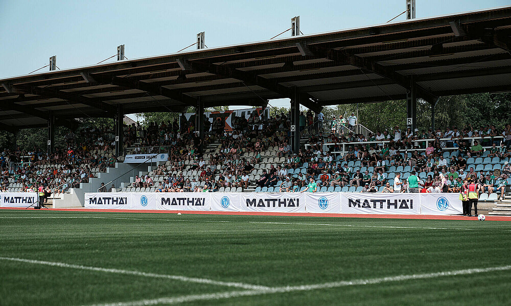 Ein Foto von der Tribüne in Verden, auf den Plätze sitzen Menschen. 