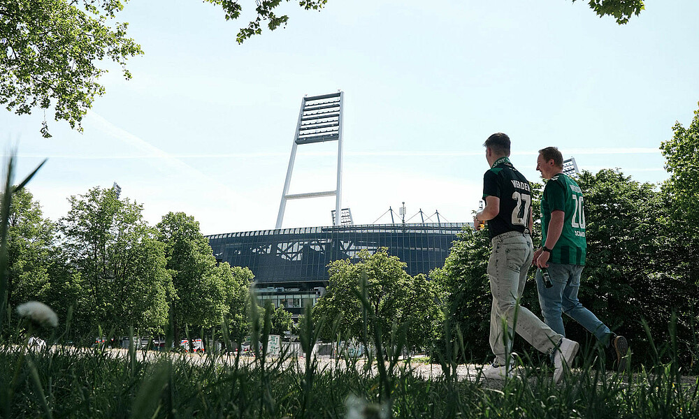 Zwei Fans, die auf dem Weg zum Weserstadion sind