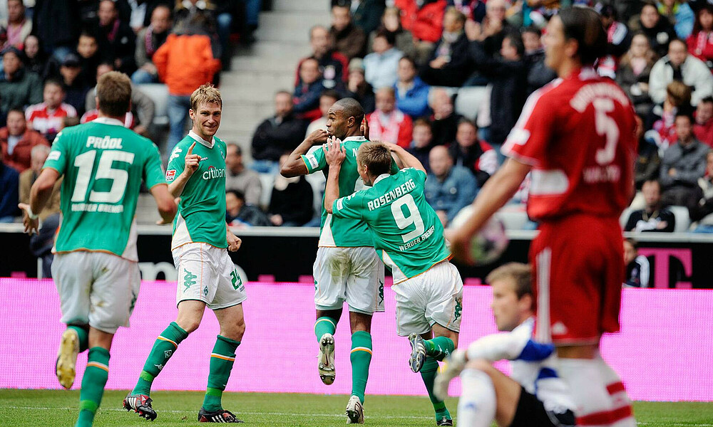 Naldo und Rosenberg beim Torjubel nach Naldos Tor gegen Bayern in München aus dem Jahr 2008