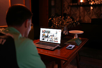 Man sieht den Laptopbildschirm mit einem Online-Call.