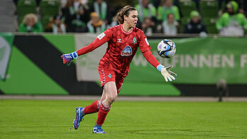 Catalina Perez beim Abstoß