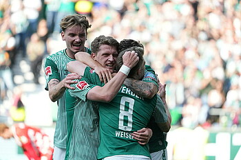 null Werder-Spieler jubeln zusammen.