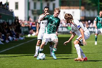 Isak Hansen-Aaroen im Zweikampf.
