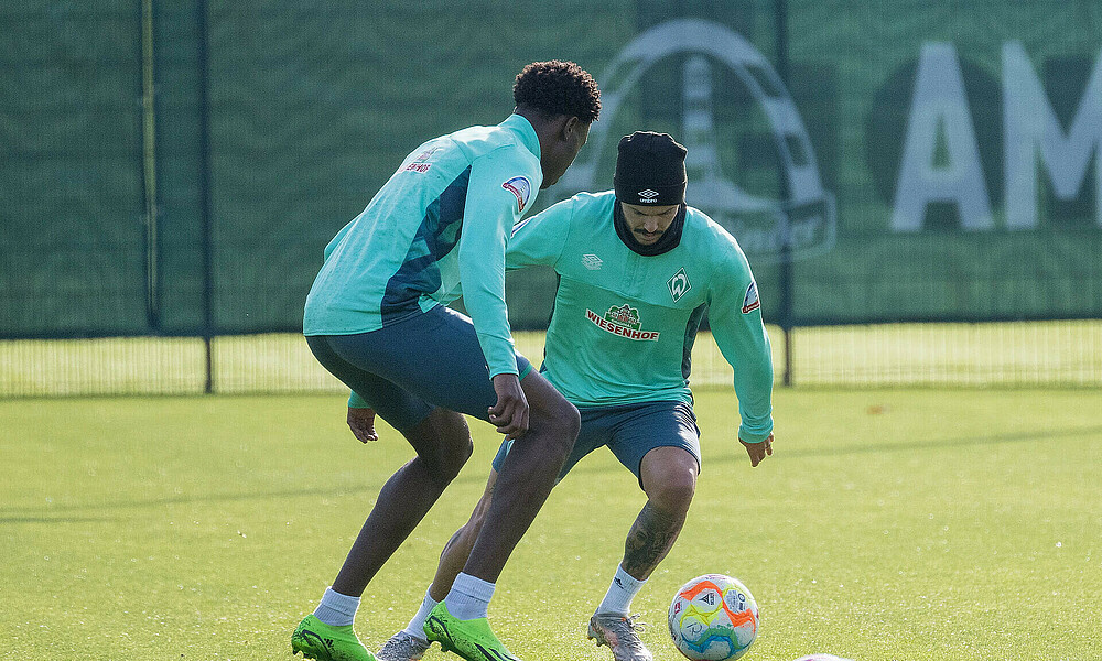 Leonardo Bittencourt und Dikeni Salifou im Zweikampf.