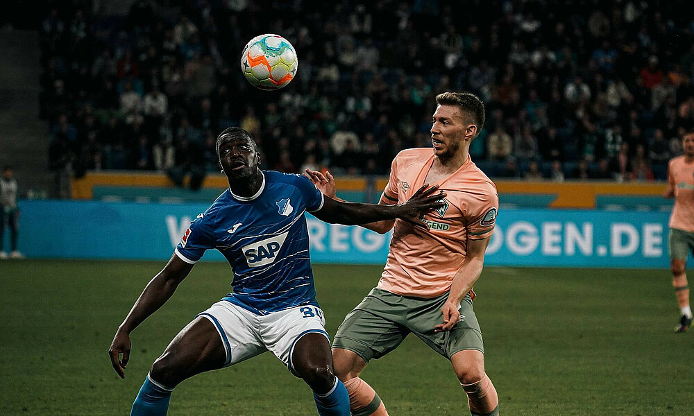 Mitchell Weiser im Zweikampf mit Stanley Nsoki. 