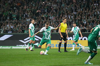 Marvin Ducksch beim Freistoß