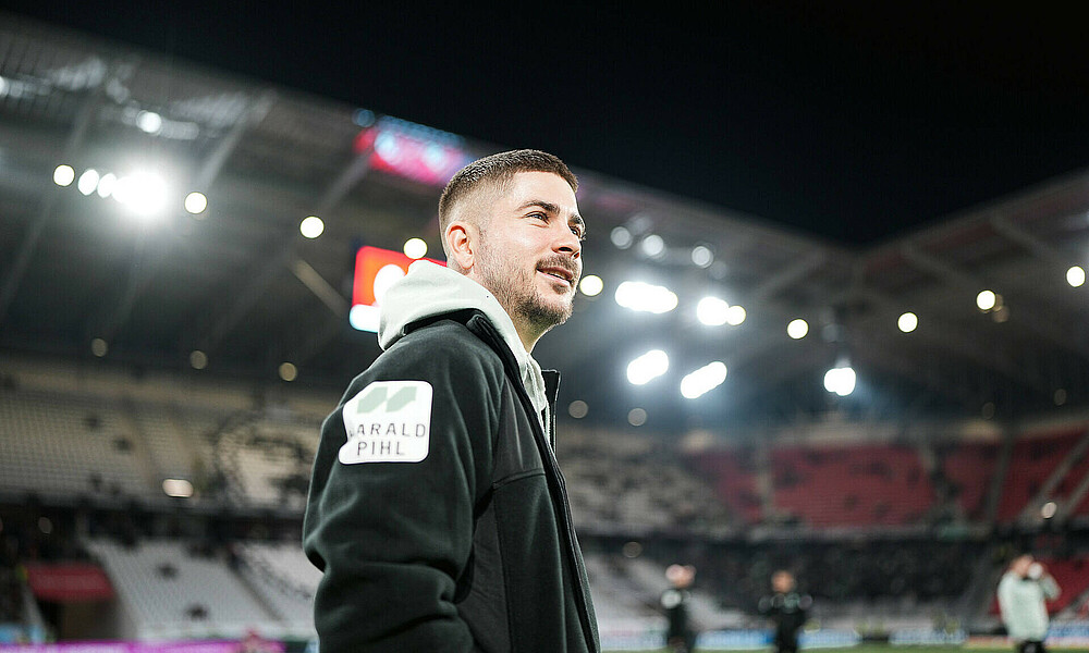 Romano Schmid in Nahaufnahme bei der Platzbegehung in Freiburg
