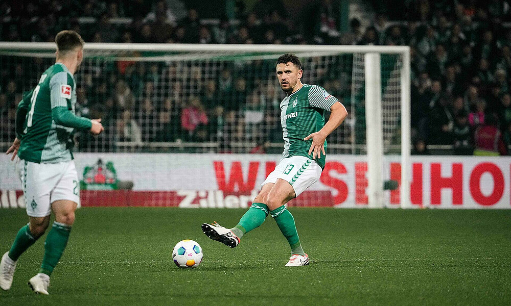 Milos Veljkovic spielt einen Pass. 