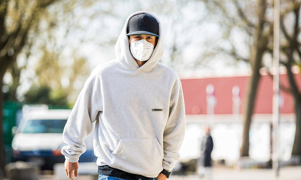 Leonardo Bittencourt kommt am Trainingsgelände des wohninvest Weserstadions an. 