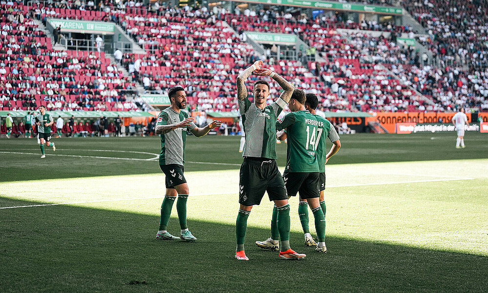 Marco Friedl reißt beim Jubeln beide Hände in die Luft