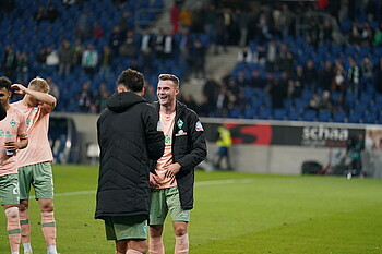 null Marvin Ducksch lacht.