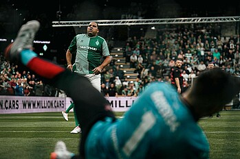 null Ailton guckt dem Ball ungläubig hinterher.