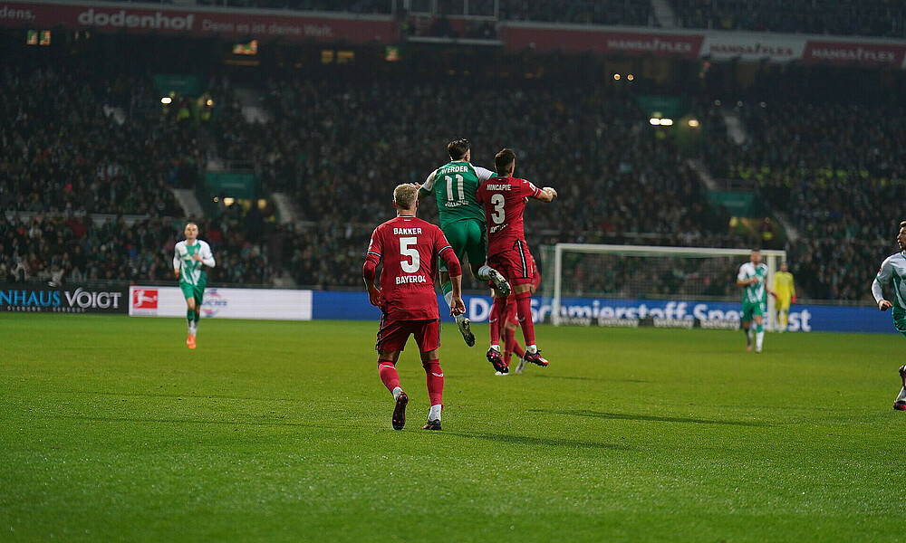 Niclas Füllkrug im Kopfballduell mit Hincapie.