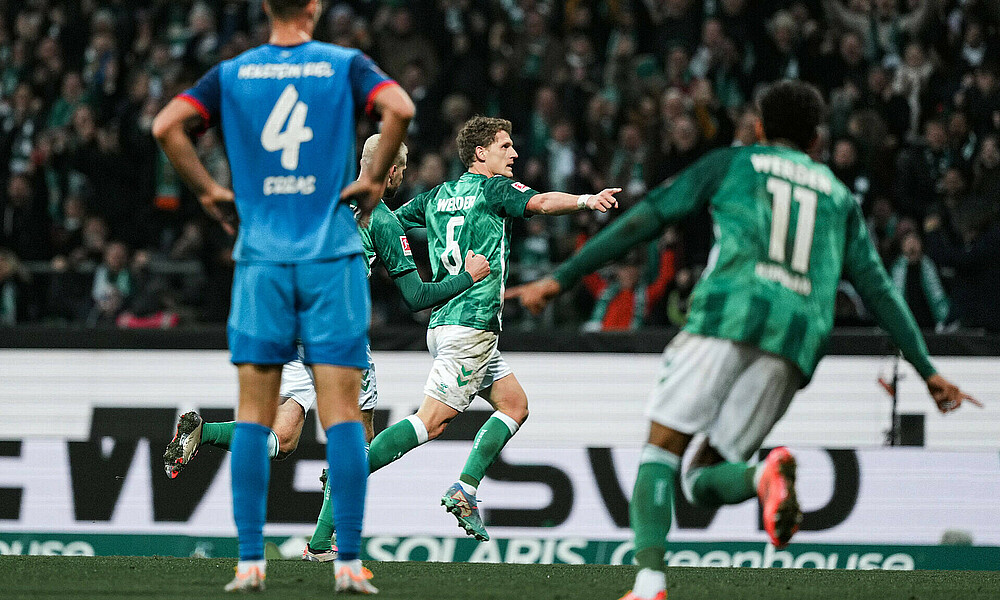 Jens Stage jubelt nach seinem Tor. 