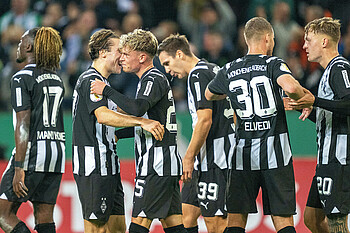 Robin Hack bejubelt ein Tor mit seiner Mannschaft.