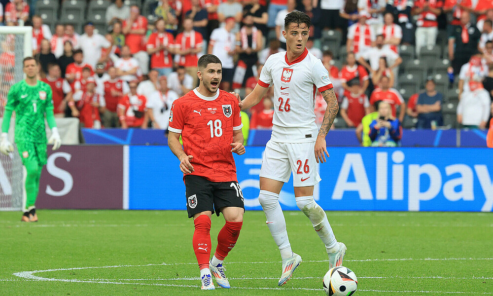 Romano Schmid auf dem Platz im Trikot der Österreicher.