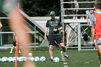 Ole Werner spielt den Ball.