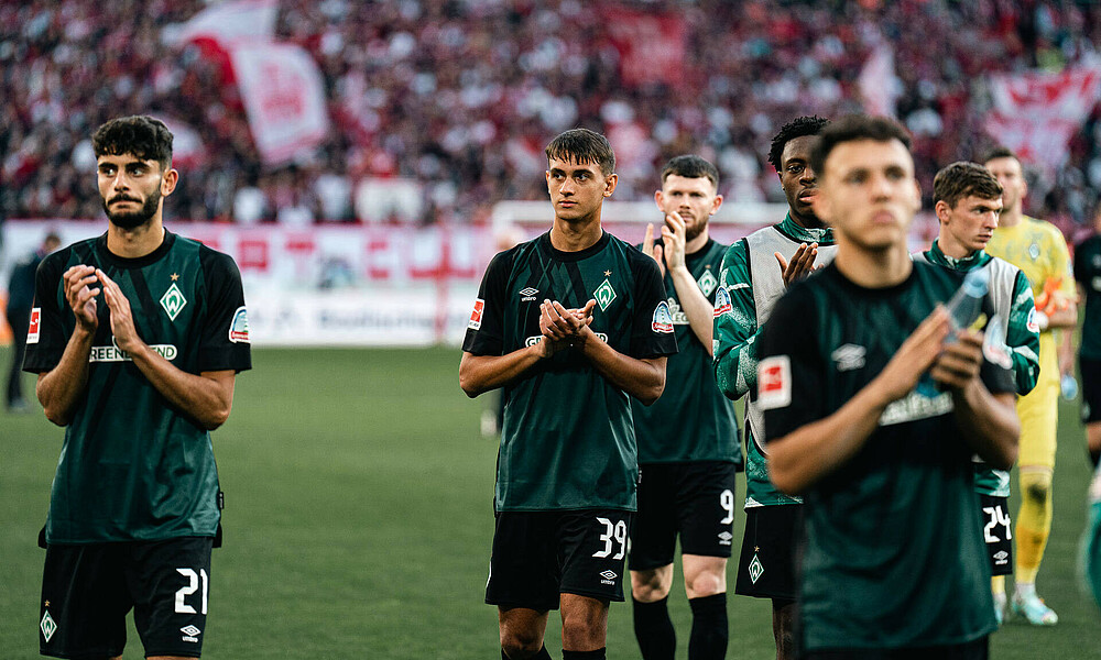 Fabio Chiarodia und die Mannschaft vor den Fans. 