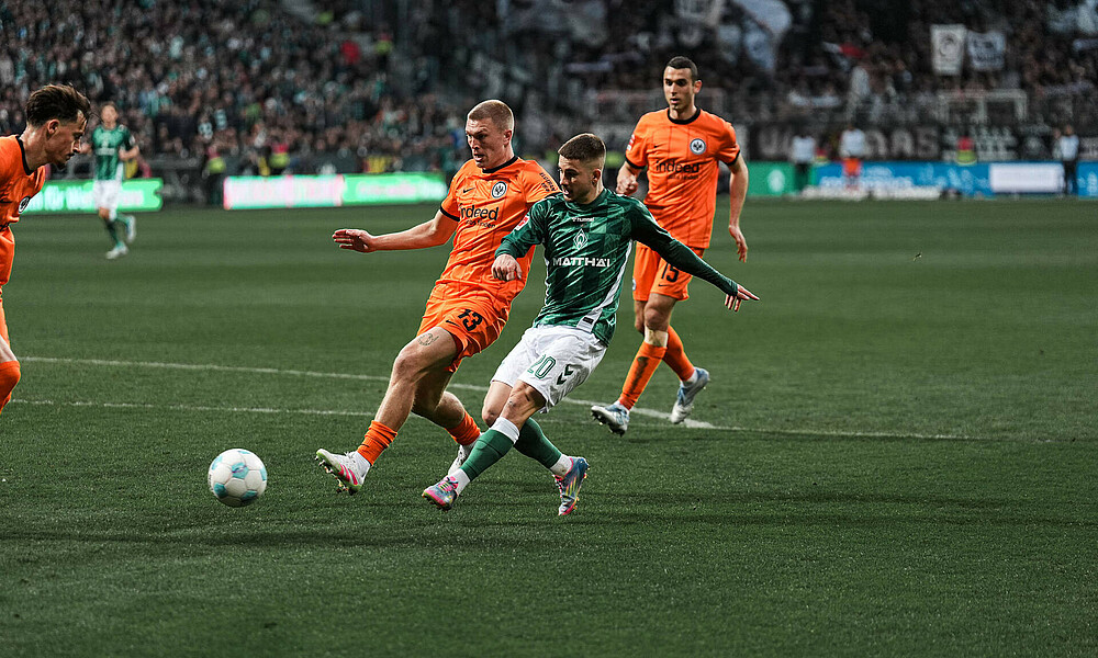 Romano Schmid im Zweikampf mit Rasmus Kristensen. 