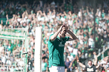 null Marvin Ducksch jubelt vor der Bremer Ostkurve.