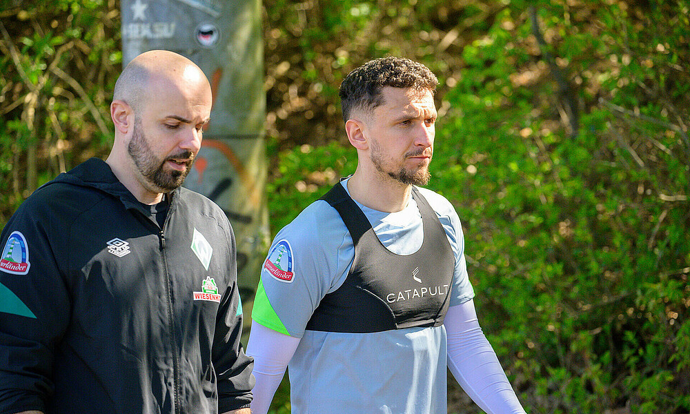 Adis Lovic und Milos Veljkovic verlassen den Trainingsplatz