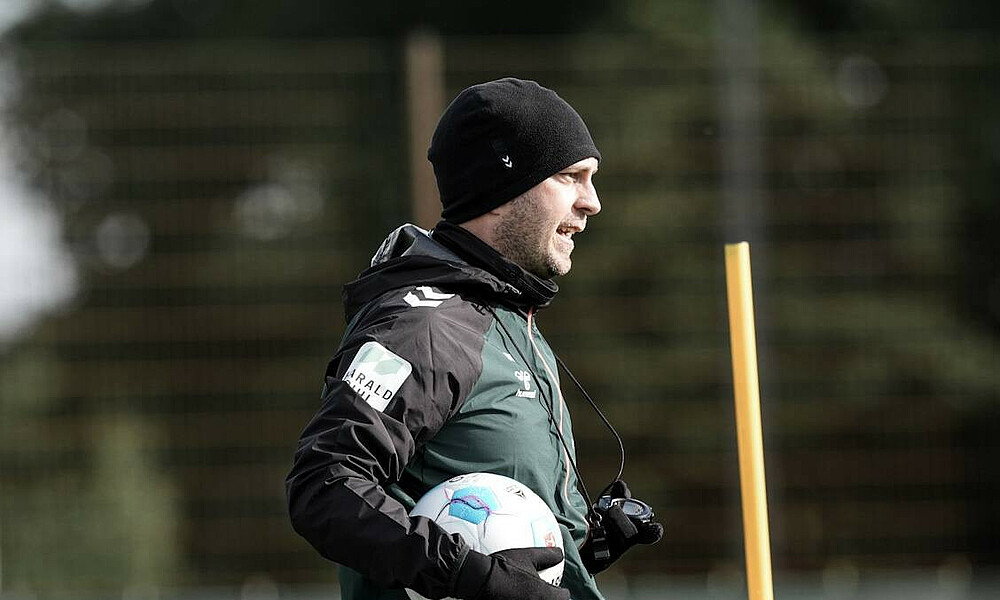 Ole Werner mit einem Ball unter dem Arm. 