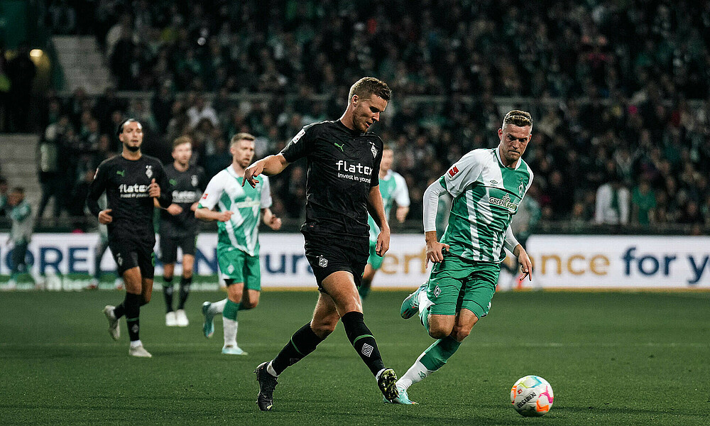 null Nico Elvedi spielt im Spiel gegen Werder einen Pass.