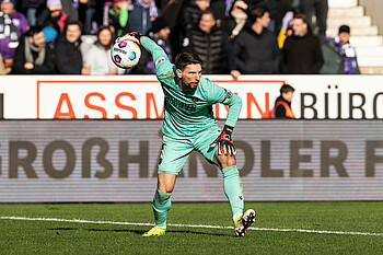 null Ron-Robert Zieler rollt den Ball ab.