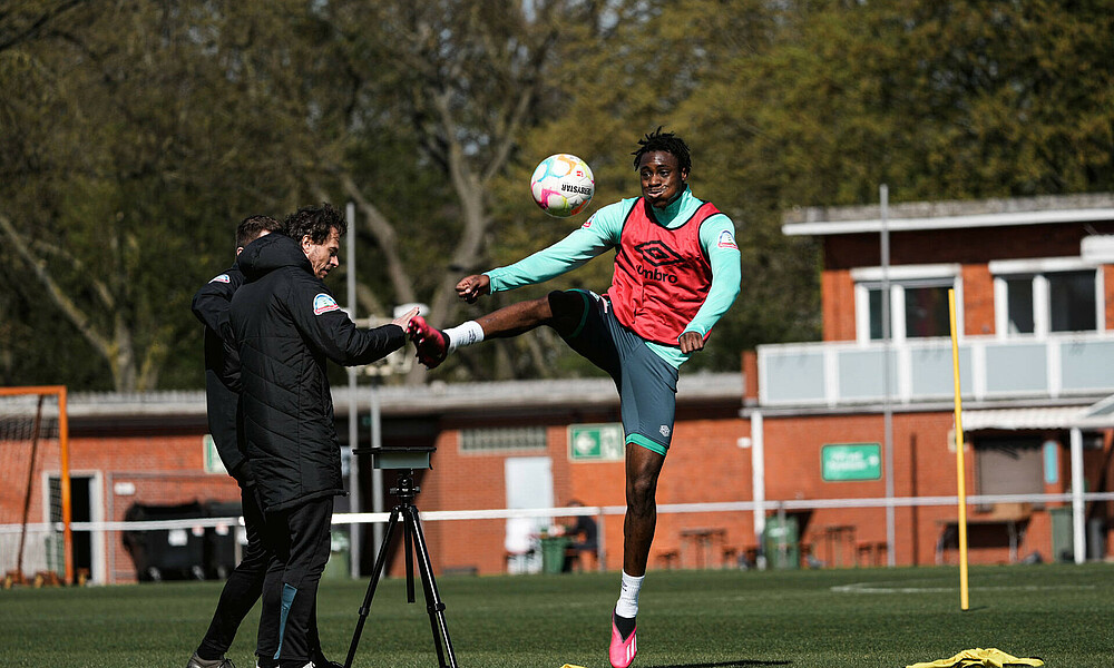 Dikeni Salifou beim Training auf Platz 11.