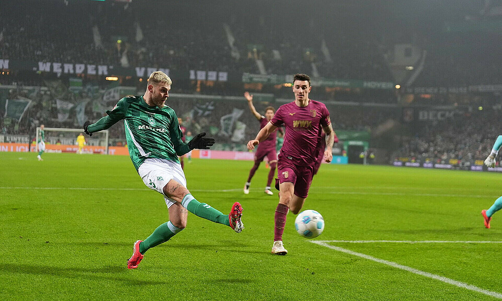 Ducksch mit einer Hereingabe vom rechten Flügel. 