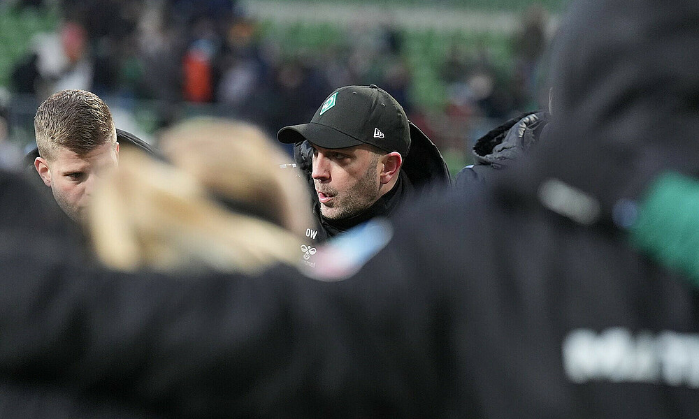 Ole Werner im Mittelkreis mit Kappe nach dem Spiel gegen Hoffenheim im Weserstadion