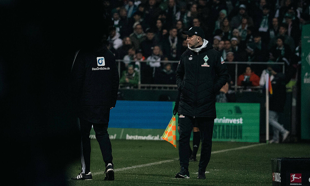 Cheftrainer Ole Werner am Seitenrand in seiner Coaching Zone. 